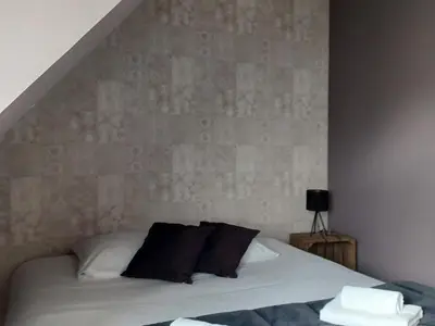 Un ou plusieurs lits dans un hébergement de l'établissement Fermette de charme rénovée avec grand terrain, 5 chambres, proche du circuit 24H du Mans - FR-1-410-304