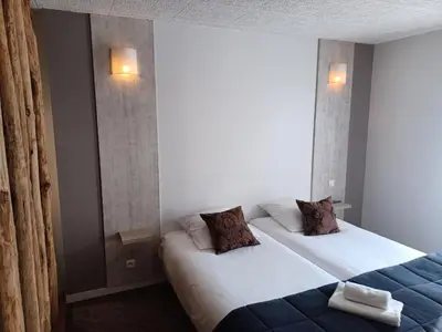 Un ou plusieurs lits dans un hébergement de l'établissement Fermette de charme rénovée avec grand terrain, 5 chambres, proche du circuit 24H du Mans - FR-1-410-304