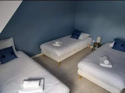 Un ou plusieurs lits dans un hébergement de l'établissement Fermette de charme rénovée avec grand terrain, 5 chambres, proche du circuit 24H du Mans - FR-1-410-304