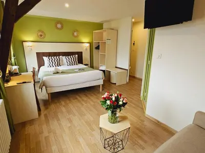 Un ou plusieurs lits dans un hébergement de l'établissement Logis Loire Hotel - Les Cocottes Restaurant