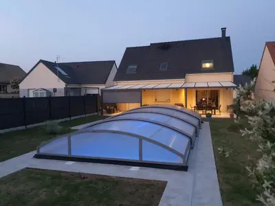 Piscine de l'établissement Idéal 24H voiture, moto, camion ou située à proximité
