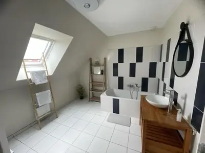 Salle de bains dans l'établissement Idéal 24H voiture, moto, camion