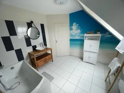 Salle de bains dans l'établissement Aux portes du Circuit