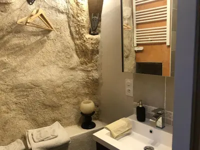 Salle de bains dans l'établissement TROGLODYTE LOFT 2