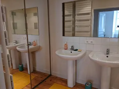 Salle de bains dans l'établissement Logis ville, 24h Mans, zoo, prytanée, golfe, 6 pers