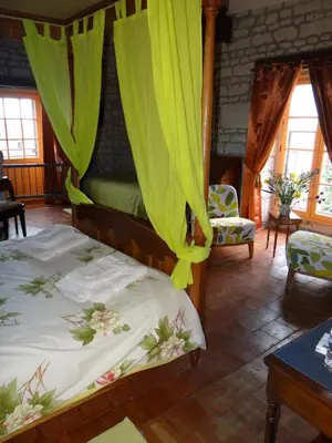 Un ou plusieurs lits dans un hébergement de l'établissement gîte du manoir des roches
