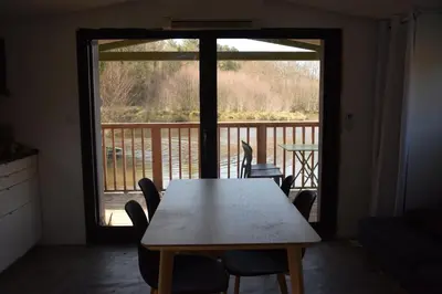 Balcon ou terrasse dans l'établissement bateau du moulin girault