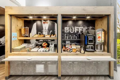 Cuisine ou kitchenette dans l'établissement ibis budget Le Mans Universite
