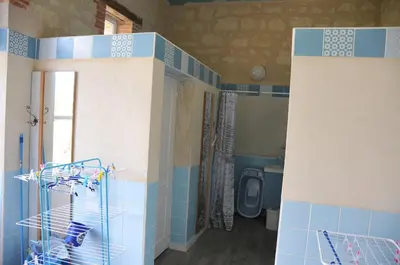 Salle de bains dans l'établissement EMPLACEMENT BUCOLIQUE DE CAMPING dans le parc du château - Attention tente et matériels non fournis et sans possibilité de faire courir une rallonge pour se raccorder à l'électricité