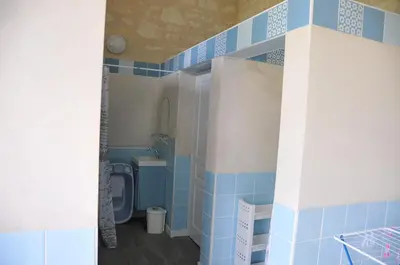 Salle de bains dans l'établissement EMPLACEMENT BUCOLIQUE DE CAMPING dans le parc du château - Attention tente et matériels non fournis et sans possibilité de faire courir une rallonge pour se raccorder à l'électricité