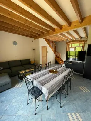 Coin salon dans l'établissement Le Moulin de cherré gîte bleu