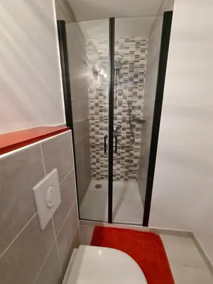 Salle de bains dans l'établissement Les Logis du rempart
