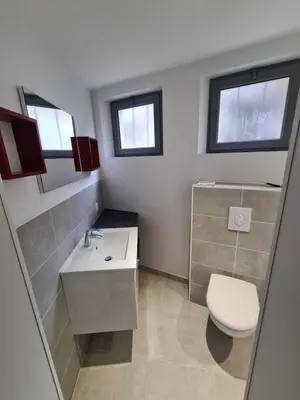 Salle de bains dans l'établissement Les Logis du rempart