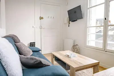 Télévision ou salle de divertissement dans l'établissement Le Petit Cendrière