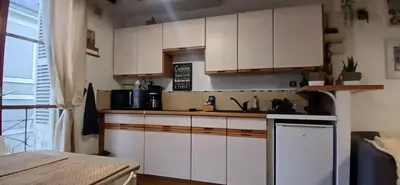 Cuisine ou kitchenette dans l'établissement Meublé tourisme classé 1 étoile - coeur de ville quartier cathédrale