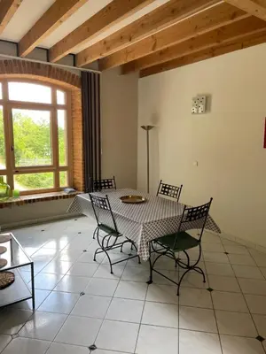 Coin salon dans l'établissement Le Moulin de Cherré gîte vert