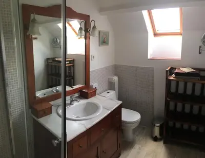 Salle de bains dans l'établissement Les chaumières du Chêne