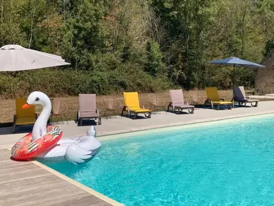 Piscine de l'établissement Domaine de la Vaudourière ou située à proximité