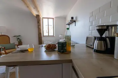 Cuisine ou kitchenette dans l'établissement APPARTEMENT DUPLEX SAUMUR CENTRE, refait à neuf, à proximité du château