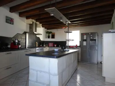 Cuisine ou kitchenette dans l'établissement Aux Champs Des Châteaux