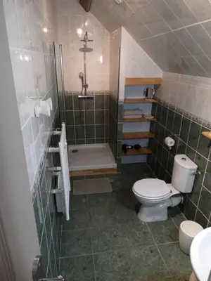 Salle de bains dans l'établissement Aux Champs Des Châteaux