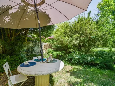 Jardin de l'établissement Holiday Home La petite maison blanche by Interhome