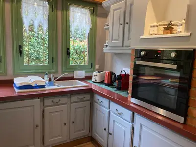 Cuisine ou kitchenette dans l'établissement Gîte de charme avec SPA et cheminée, près du Mans, 7 chambres, WIFI, en bord de forêt de Vibraye - FR-1-410-308