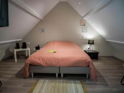 Un ou plusieurs lits dans un hébergement de l'établissement Gîte de charme avec SPA et cheminée, près du Mans, 7 chambres, WIFI, en bord de forêt de Vibraye - FR-1-410-308