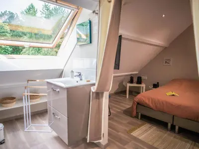 Un ou plusieurs lits dans un hébergement de l'établissement Gîte de charme avec SPA et cheminée, près du Mans, 7 chambres, WIFI, en bord de forêt de Vibraye - FR-1-410-308