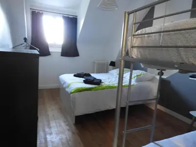 Un ou plusieurs lits dans un hébergement de l'établissement Gîte de charme au Mans, 4 chambres, grand jardin, terrasse, Wi-Fi, proche commerces - FR-1-410-318
