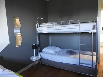 Un ou plusieurs lits dans un hébergement de l'établissement Gîte de charme au Mans, 4 chambres, grand jardin, terrasse, Wi-Fi, proche commerces - FR-1-410-318