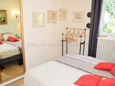 Un ou plusieurs lits dans un hébergement de l'établissement Évasion champêtre : Gîte enchanteur avec jardin clos, rivière et tout confort près des Châteaux de la Loire. - FR-1-381-506