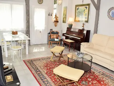 Coin salon dans l'établissement Évasion champêtre : Gîte enchanteur avec jardin clos, rivière et tout confort près des Châteaux de la Loire. - FR-1-381-506