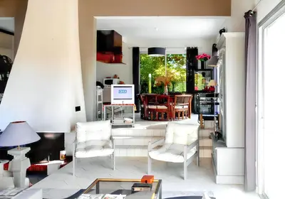 Coin salon dans l'établissement Maison de charme à Reugny avec jardin et vue sur montagne