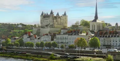 Vue générale sur Saumur ou vue de la ville depuis l'appartement