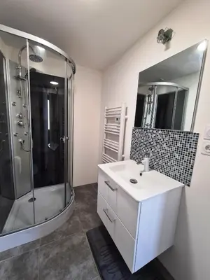 Salle de bains dans l'établissement Le Petit Logis