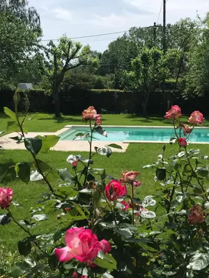Piscine de l'établissement Les Hauts de Grillemont ou située à proximité