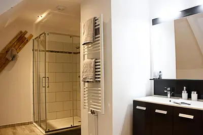 Salle de bains dans l'établissement LA VEUZAINE