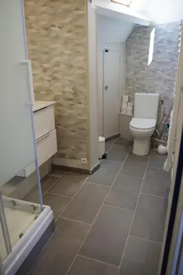 Salle de bains dans l'établissement Les Mansardes du centre ville ,vue Loire