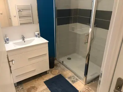 Salle de bains dans l'établissement Cottage piscine intérieure31degrés ZOO LA FLECHE24H du Mans