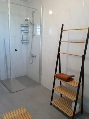 Salle de bains dans l'établissement Maison de vacances Sol & Piper