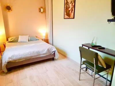 Un ou plusieurs lits dans un hébergement de l'établissement Gîte confortable près de Saumur : 2 chambres, jardin clos, terrasse, proche sites touristiques - FR-1-622-4