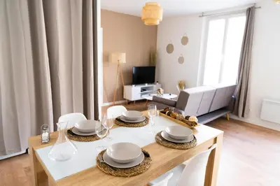 Télévision ou salle de divertissement dans l'établissement Spacieux appartement avec parking privé à Saumur