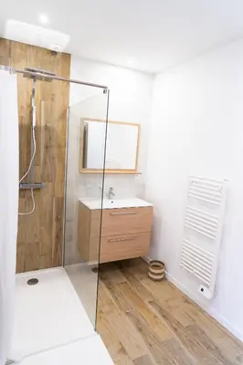 Salle de bains dans l'établissement Spacieux appartement avec parking privé à Saumur