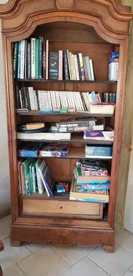 Bibliothèque dans la maison d'hôtes