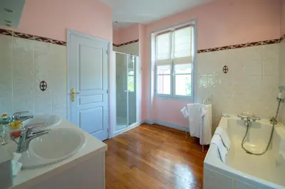 Salle de bains dans l'établissement Le Moulin de Francueil