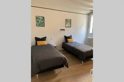 Un ou plusieurs lits dans un hébergement de l'établissement L’escapade : maison centre-ville avec cour