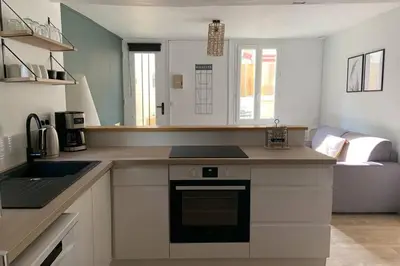 Cuisine ou kitchenette dans l'établissement L’escapade : maison centre-ville avec cour
