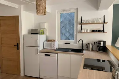 Cuisine ou kitchenette dans l'établissement L’escapade : maison centre-ville avec cour