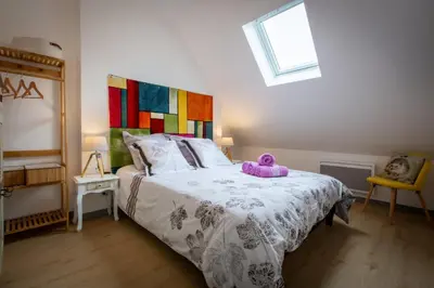 Un ou plusieurs lits dans un hébergement de l'établissement SUPERLOGIS - Sous Les Toits - T2- 3étoiles - BLOIS-HYPERCENTRE 1 chambre 4 personnes